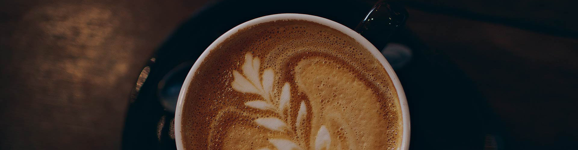 Close-up of latte art coffee used on the contact page for space rental inquiries at Nina Café Fleurs